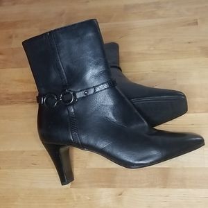 Liz Claiborne black block heel ankle boot 9